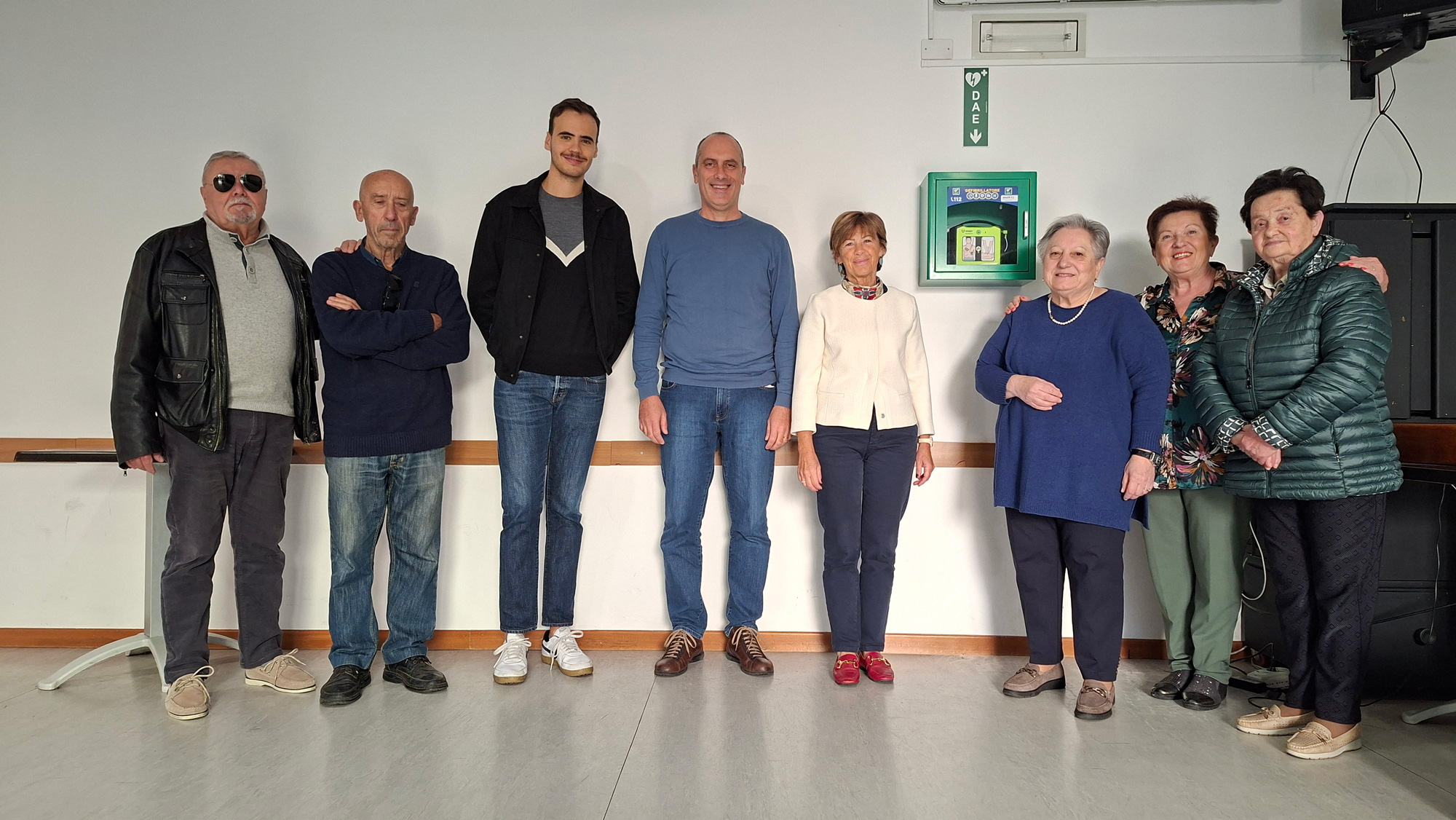 Sindaco di Riccione Angelini e presidente di Geat Galli durante la consegna del defibrillatore presso il centro Nautilus