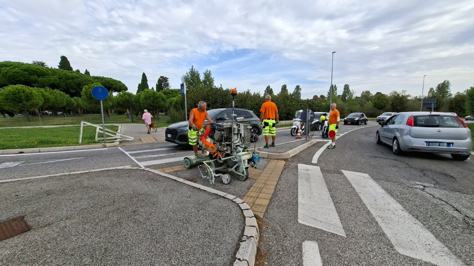 Cantiere di rifacimento della segnaletica stradale