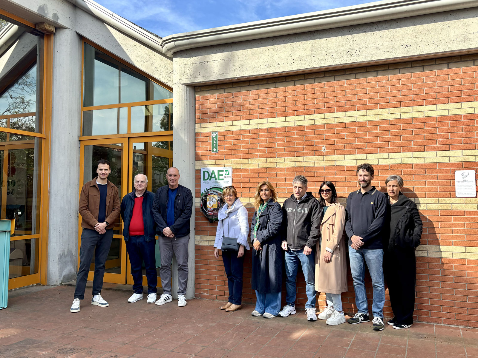 Foto di gruppo alla presenza del sindaco Angelini e del presidente di Geat Galli durante l'installazione del defibrillatore